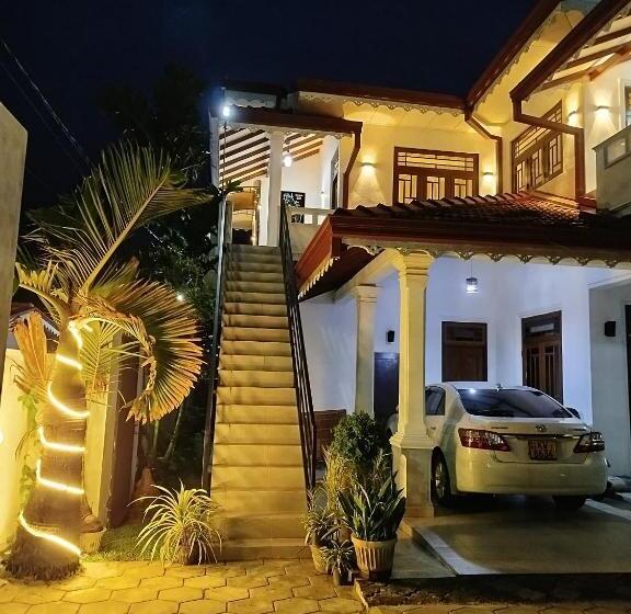 פנסיון Cosy White Palace