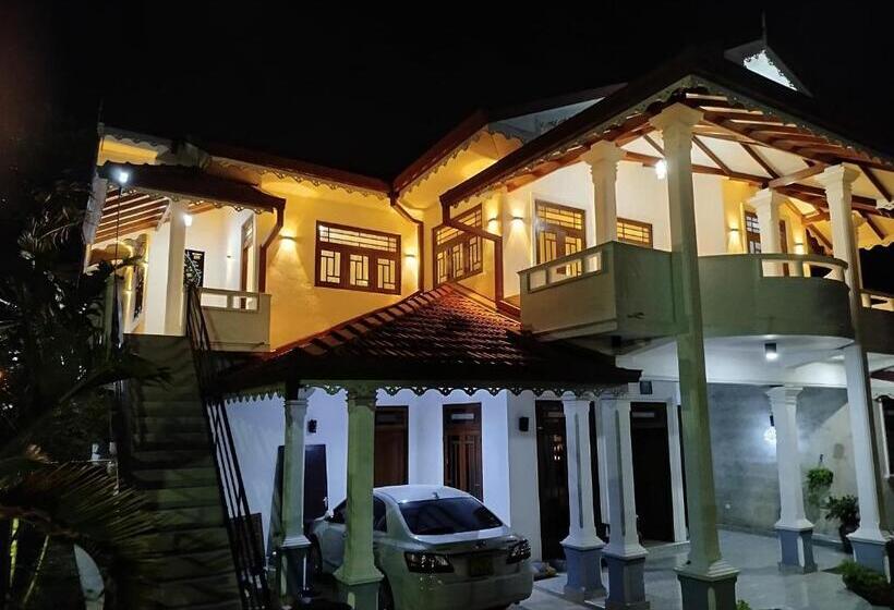 פנסיון Cosy White Palace