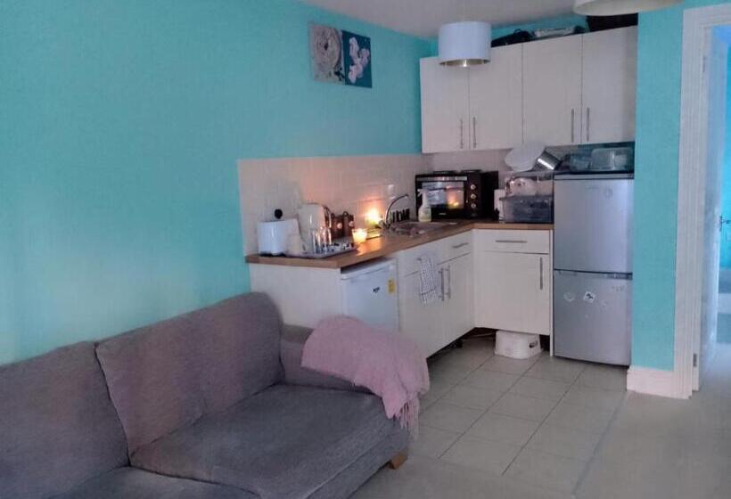 פנסיון Home From Home