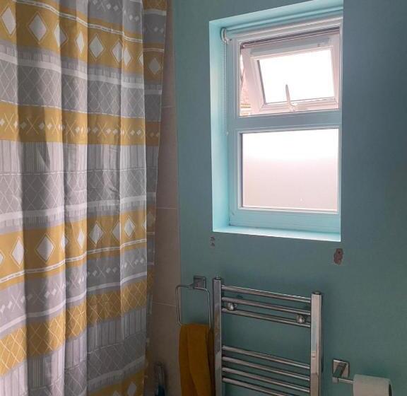 פנסיון Home From Home