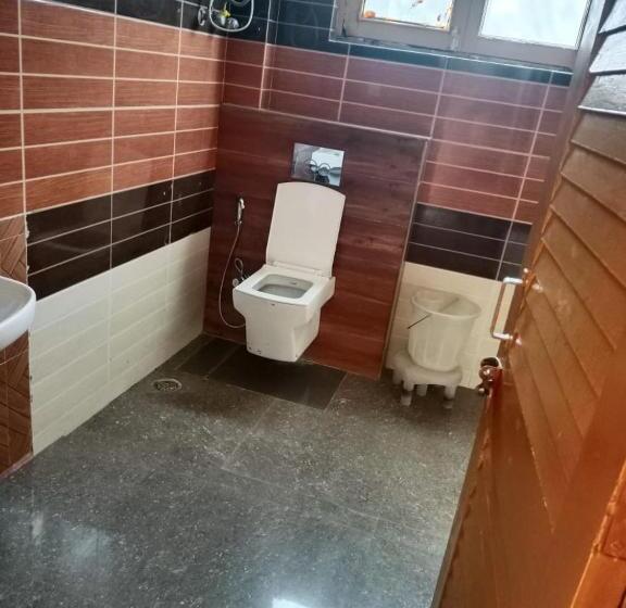 Отель Compare Royal Inn