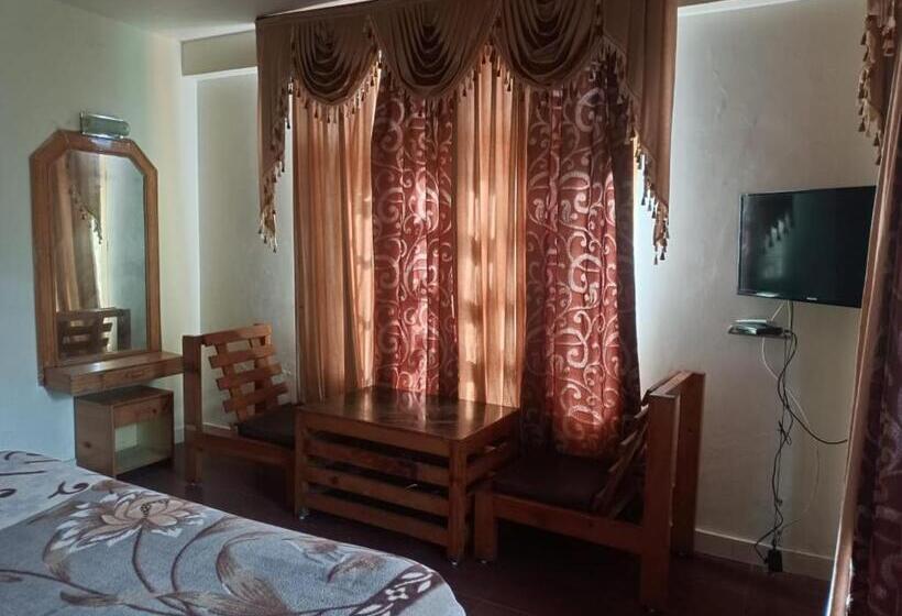 Отель Compare Royal Inn