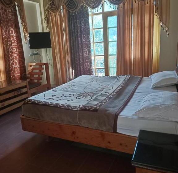 Отель Compare Royal Inn