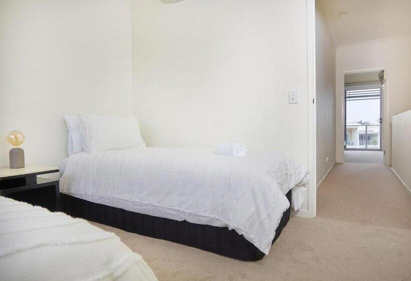 Пансион Bond Uni Guest House