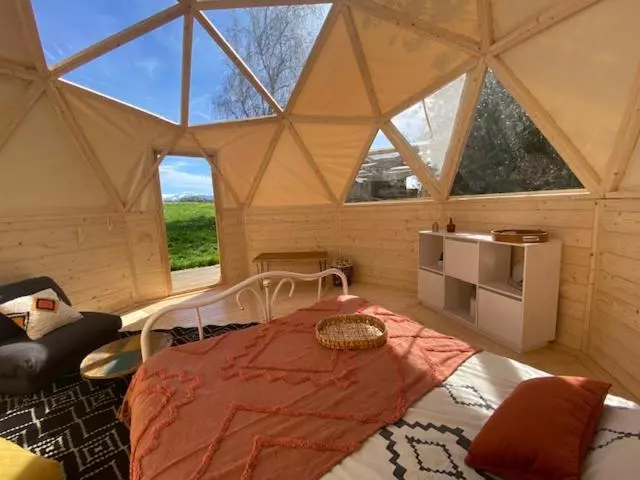 Aamiaismajoitus (B&B) L Enclave Insolite   Cabanes Avec Piscine Et Bains Nordiques