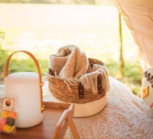 Aamiaismajoitus (B&B) L Enclave Insolite   Cabanes Avec Piscine Et Bains Nordiques