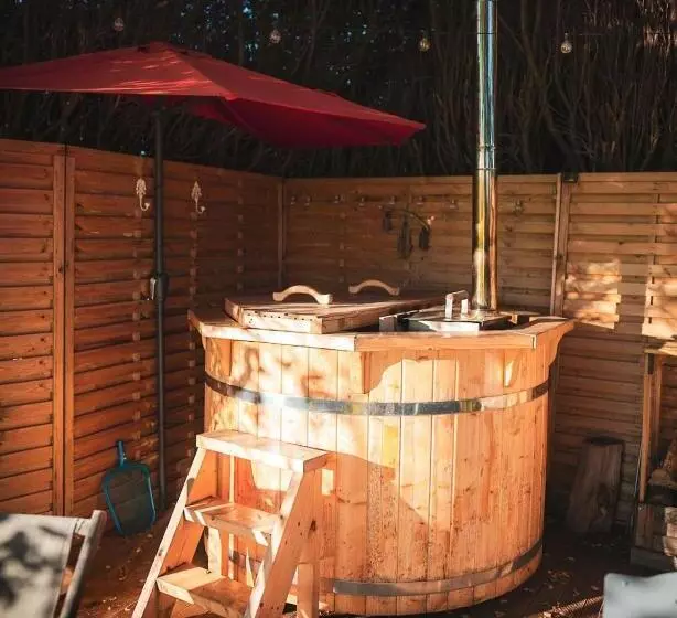 Aamiaismajoitus (B&B) L Enclave Insolite   Cabanes Avec Piscine Et Bains Nordiques