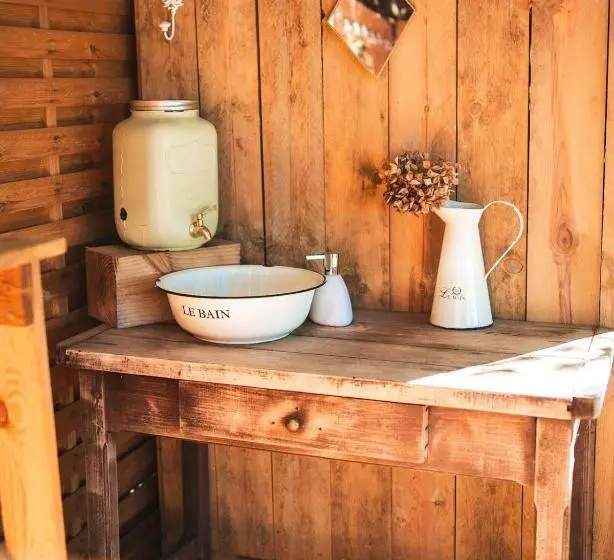 Aamiaismajoitus (B&B) L Enclave Insolite   Cabanes Avec Piscine Et Bains Nordiques