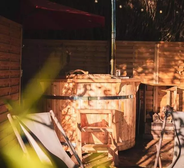 Aamiaismajoitus (B&B) L Enclave Insolite   Cabanes Avec Piscine Et Bains Nordiques