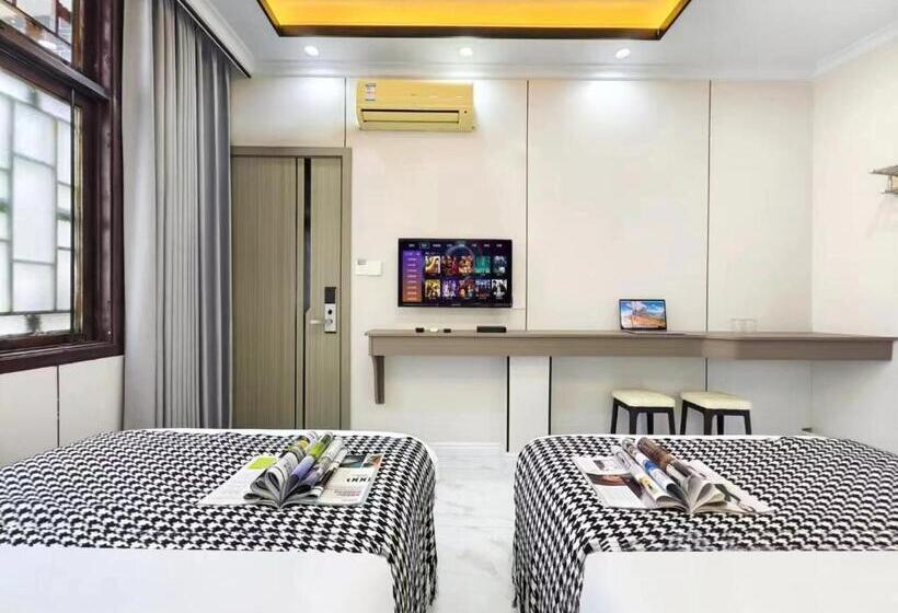 Pensionat 聚贤居客栈 Fenghuang Juxianju Inn