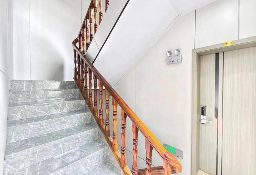 Pensionat 聚贤居客栈 Fenghuang Juxianju Inn