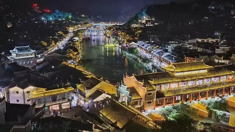 Majatalo 聚贤居客栈 Fenghuang Juxianju Inn