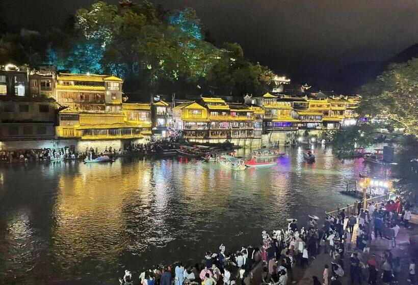 Pensionat 聚贤居客栈 Fenghuang Juxianju Inn