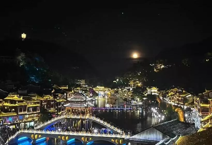 Majatalo 聚贤居客栈 Fenghuang Juxianju Inn