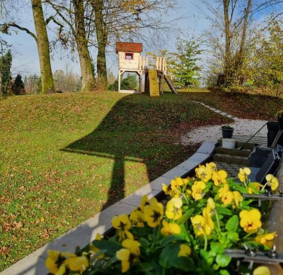 پانسیون Resort Pri Hrastu