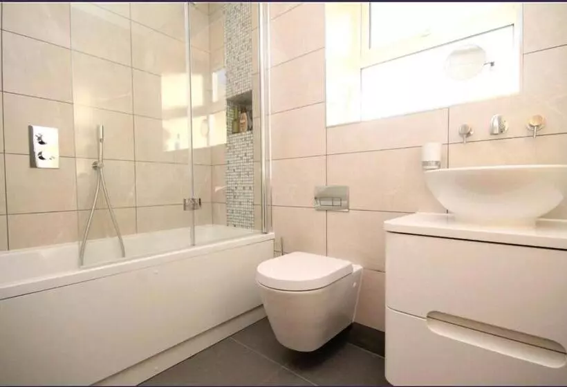 پانسیون Sanzzy Room London