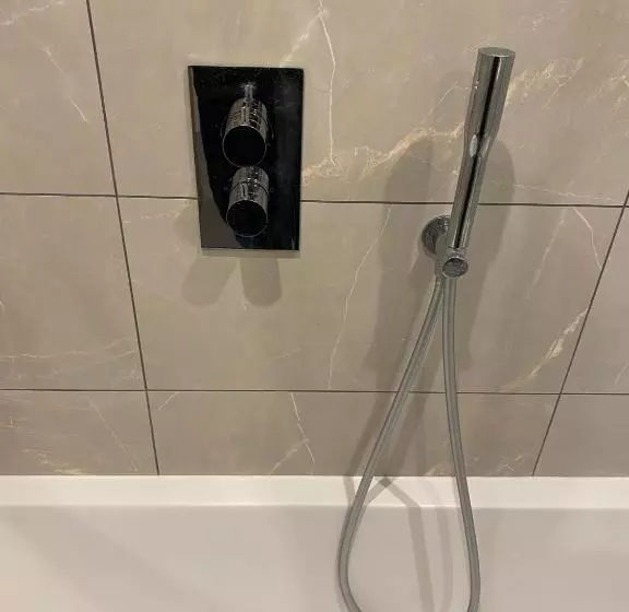 پانسیون Sanzzy Room London