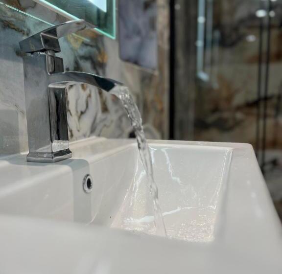 Pensão Thandi House Heathrow Airport