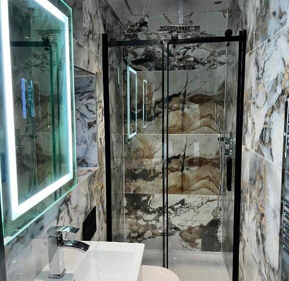 Pensão Thandi House Heathrow Airport