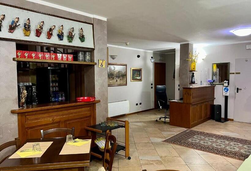 Отель Albergo Quatro Pini