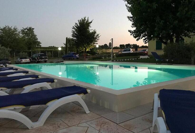 Отель Albergo Quatro Pini