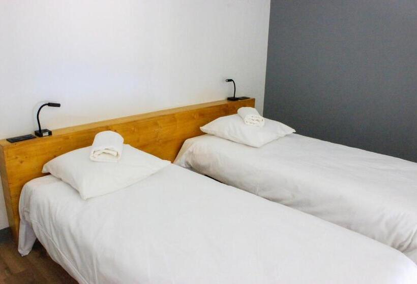 Hostel Auberge Le Leo De Foix