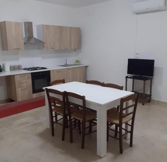 Lovely Bianco Rooms & Apartment