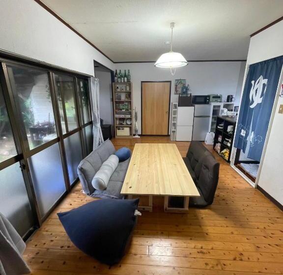 بنسيون 与論ゲストハウス ズッ友荘