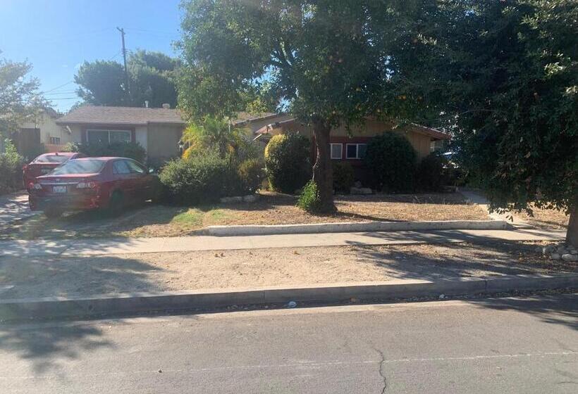 פנסיון Art Studio At 8509 Fullbright Avenue, Winnetka, Ca, Usa 91306