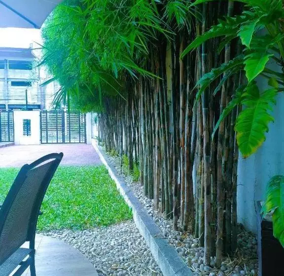 Hotelli Kathys Home Garden Suites