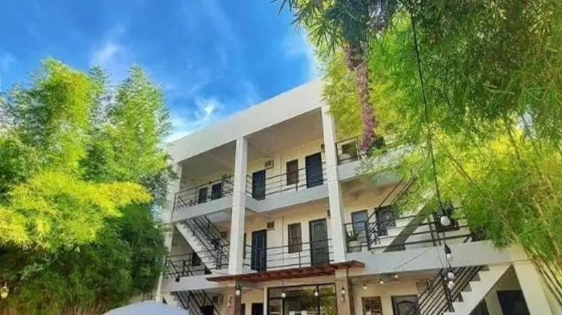 Hotelli Kathys Home Garden Suites