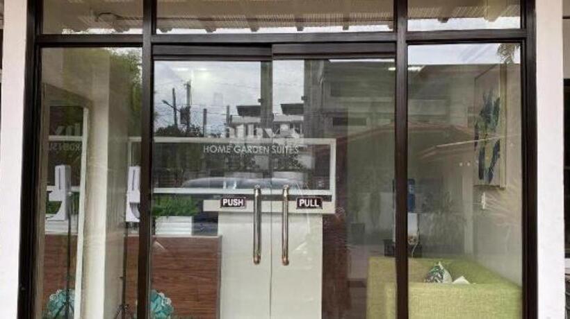 בית מלון כפרי Kathys Home Garden Suites