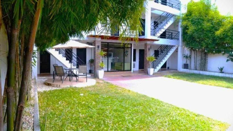 בית מלון כפרי Kathys Home Garden Suites