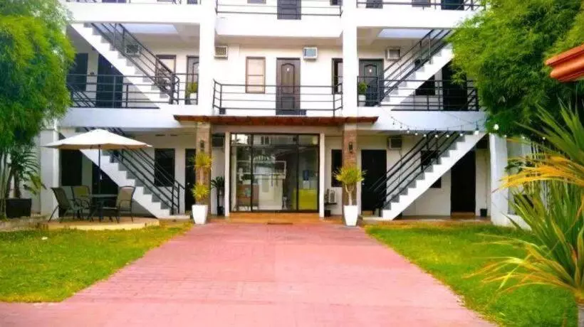 Hotelli Kathys Home Garden Suites