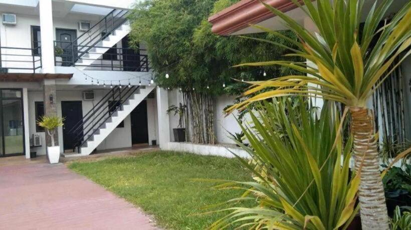 בית מלון כפרי Kathys Home Garden Suites