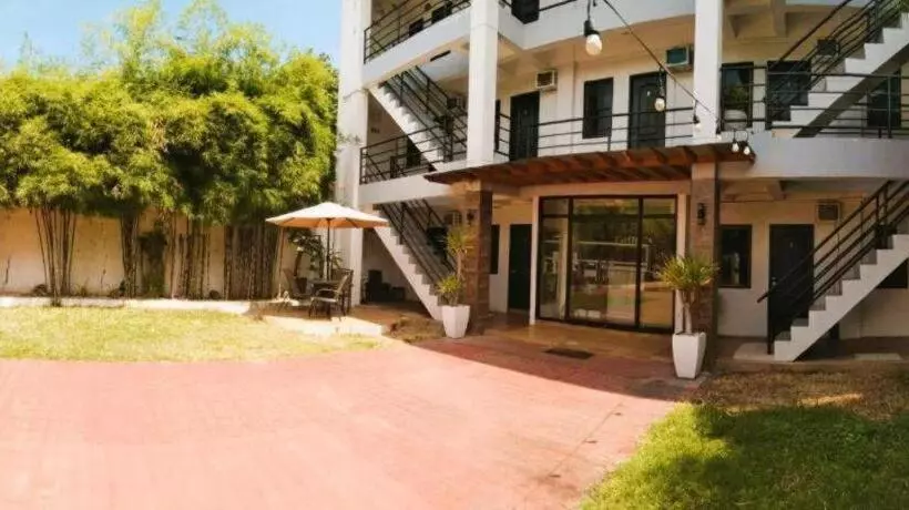 Hotelli Kathys Home Garden Suites