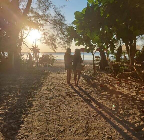 Hotel Longbeach Kohphayam