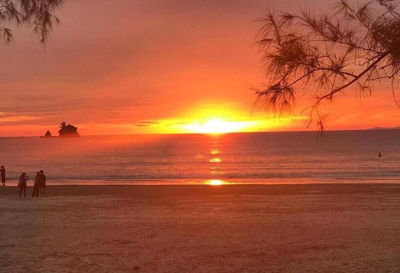 Hotel Longbeach Kohphayam