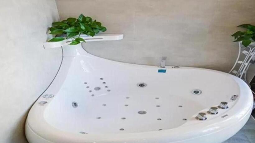 Starway Hotel Urumqi Economic Development Zone Railway Station