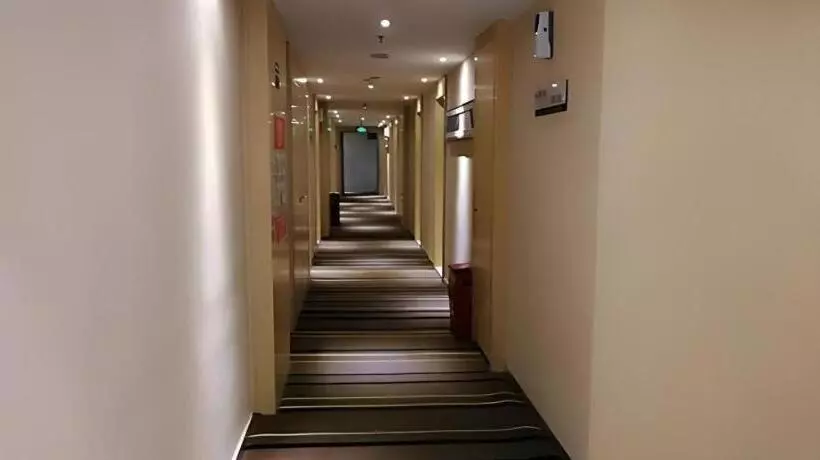 Hotelli City Comfort Inn Tongren High Speed Railway Station