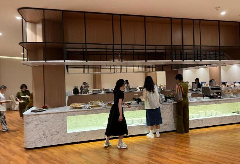 Hotel The Srivaree Airport