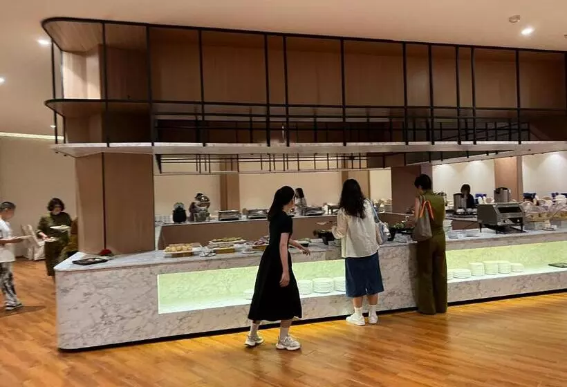 Hotelli The Srivaree Airport