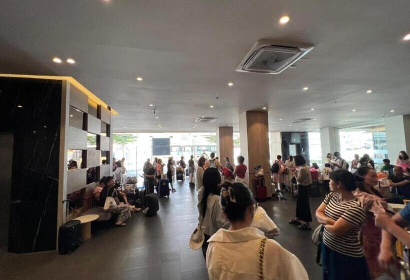 Hotel The Srivaree Airport