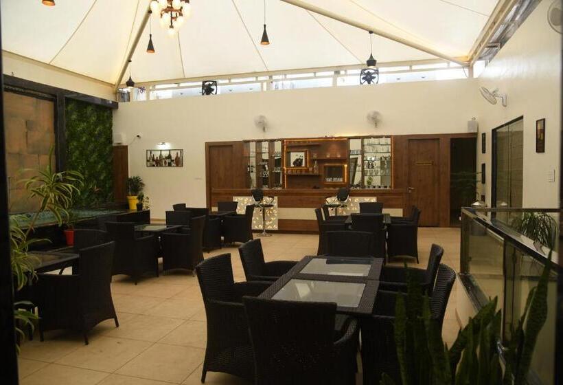 Отель Riverside Meadows