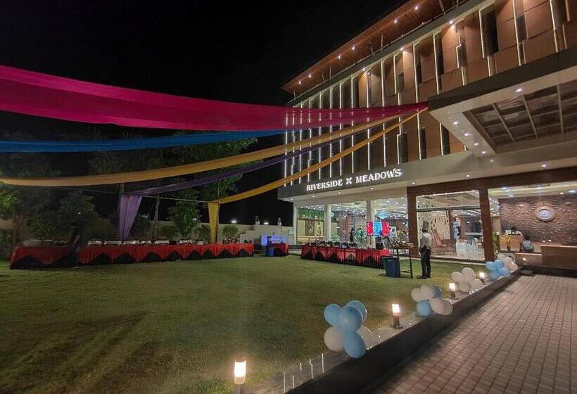 Отель Riverside Meadows