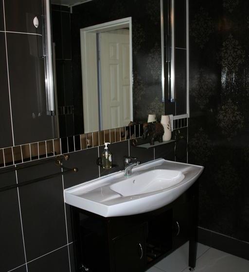 تختخواب و صبحانه Elements Executive Accommodation