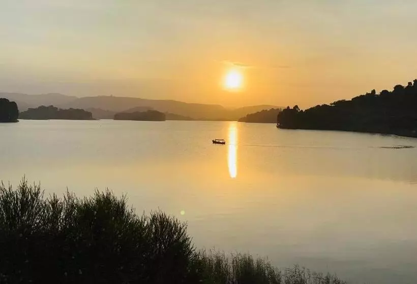 Lake Bunyonyi Rock Resort