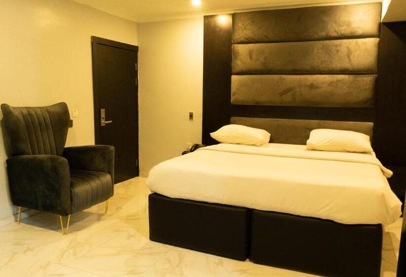 هتل Peemos Place Warri