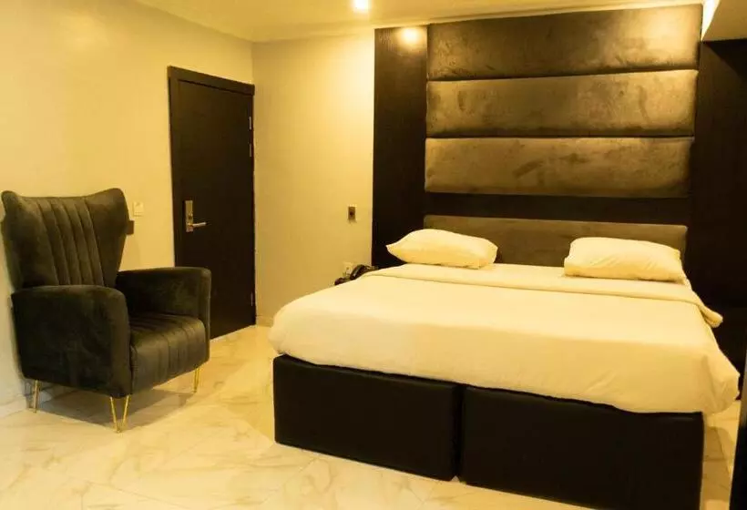 هتل Peemos Place Warri