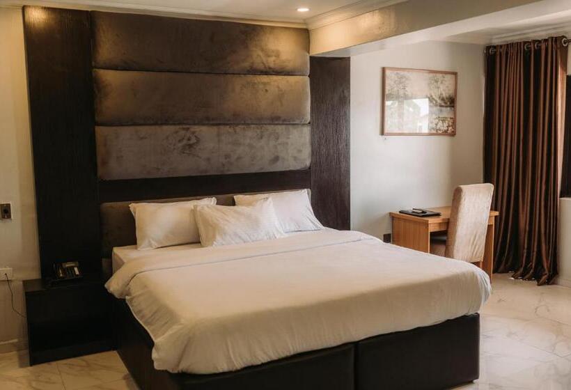 هتل Peemos Place Warri